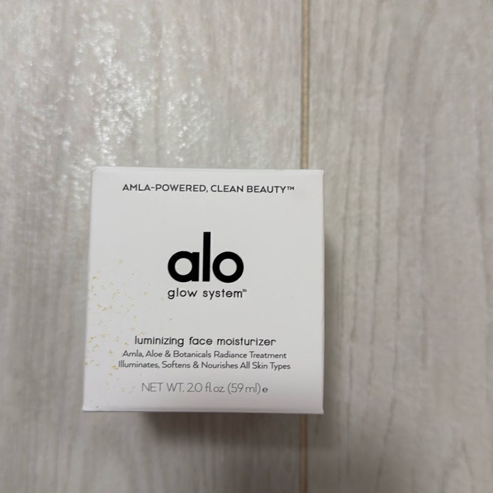 NWT alo glow face moisturizer
